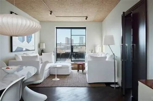 Интерьер гостевой комнаты с белой мебелью