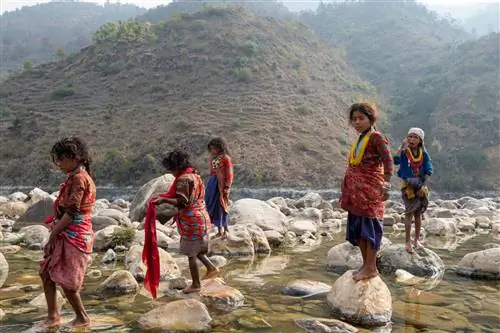 Дети Рауте играют в реке в Непале.