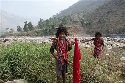 Дети Рауте играют у реки в Непале.