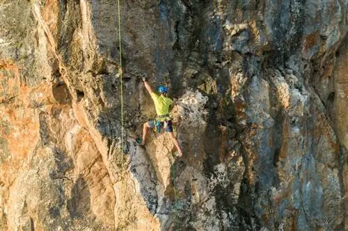 Скалолазание является одним из многих видов активного отдыха на Кайман-Брак.