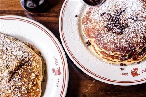 Закусочная Stephanie Izard’s Little Goat Diner с хитами, рассчитанными на детей в течение всего дня, пользуется популярностью среди семей.