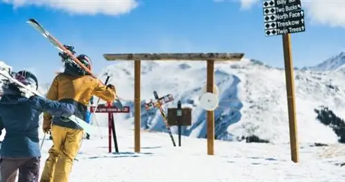 Лыжники поднимаются на вершину горы в Таосской лыжной долине.