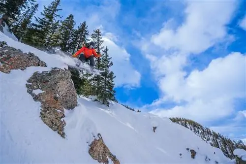 Сноубордист наслаждается склонами горнолыжной долины Таос.