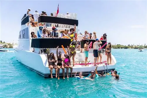 Спуск на плотах - одна из аутентичных бермудских традиций, которую вы встретите летом.