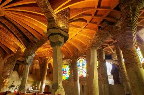 Интерьер церковной части склепа Гуэля в Барселоне.