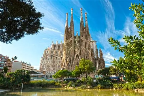 Внешний вид La Sagrada Familia в Барселоне