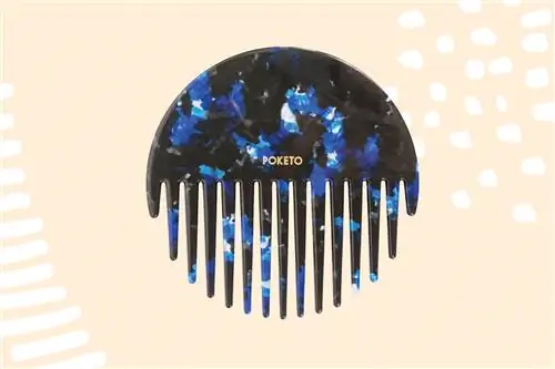 Круглая расческа Poketo представлена в синем (на фото) и розовом цветах.