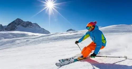 Лыжник на склоне горы