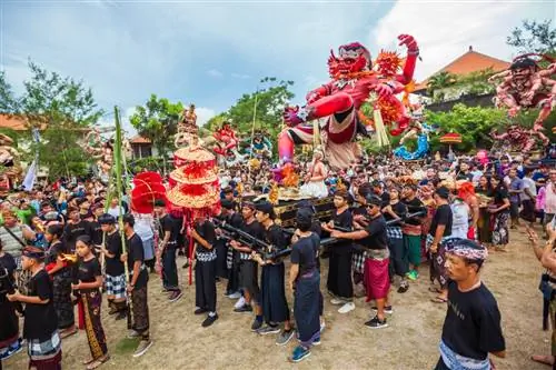 Церемония Огох-Огох накануне Ньепи (дня молчания)