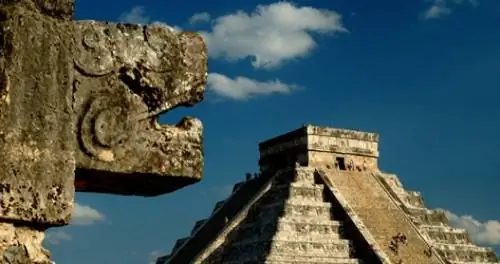 Весной и осенью посетители Чичен-Ицы могут увидеть появление змеи Кукулькан.