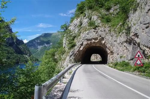 Черногорская дорога Пива-Каньон, расположенная недалеко от границы с Боснией и Герцеговиной, является частью европейского маршрута E762.
