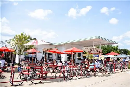 The Pump Bar - это тематический бар Route 66, в котором представлено более 700 оригинальных коктейлей.