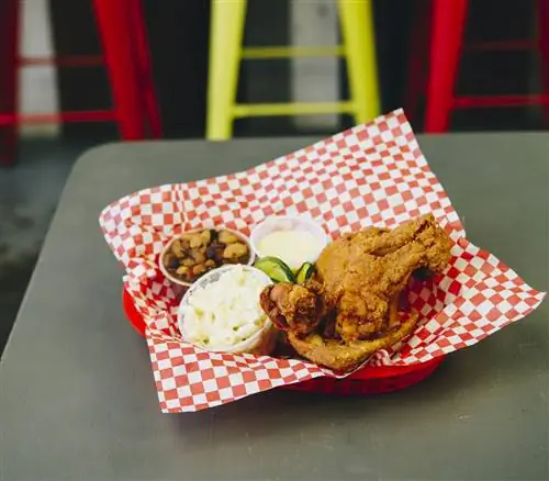 Станция King Chicken Fillin’, расположенная в комплексе, в котором до сих пор есть действующая заправочная станция, предлагает фантастическую жареную курицу.