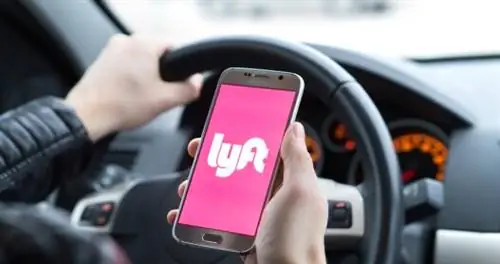 Крупный план руки, держащей телефон с открытым приложением Lyft