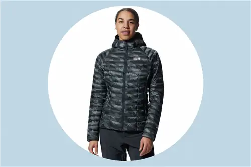 Женщина в серой толстовке Mountain Hardwear Ghost Whisperer 2