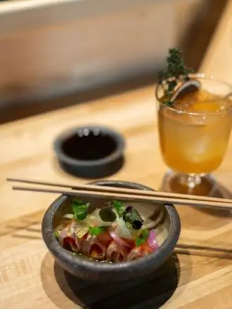 Crudo и коктейль в Handies Douzo