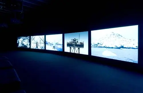 Вид инсталляции «Purple» Джона Акомфры, выставленный в The Curve, Barbican Center в 2017 году.