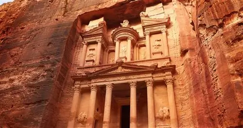 Подробный фасад дворца, высеченный в красной скале