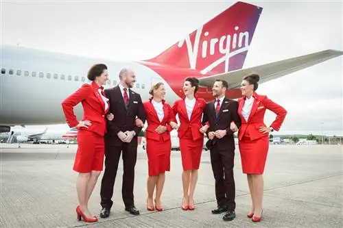 Virgin Atlantic, известная своими костюмами с юбкой от Vivienne Westwood и ярко-красными куртками с заниженной талией, теперь позволяет бортпроводникам-женщинам носить брюки и ходить без макияжа. Virgin Atlantic, известная своими костюмами с юбкой от Vivienne Westwood и ярко-красными куртками с заниженной талией, теперь позволяет бортпроводникам-женщинам носить брюки и ходить без макияжа.