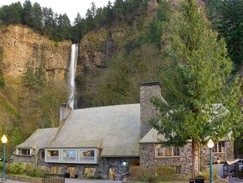 Отель Multnomah Falls Lodge вновь открылся в ноябре благодаря новому трансферу из Портленда. Отель Multnomah Falls Lodge вновь открылся в ноябре благодаря новому трансферу из Портленда.