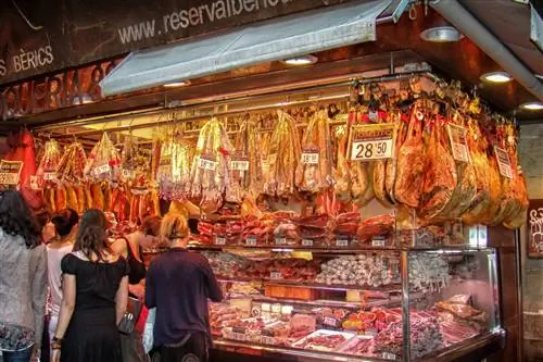 Женщины перед мясным киоском в Бари, Италия.