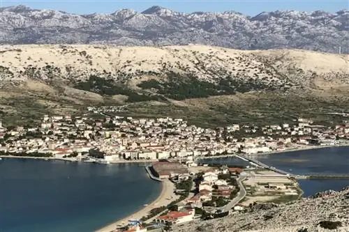 Пейзажи Пага, похожие на луну, понравятся как любителям клубов, так и гурманам.