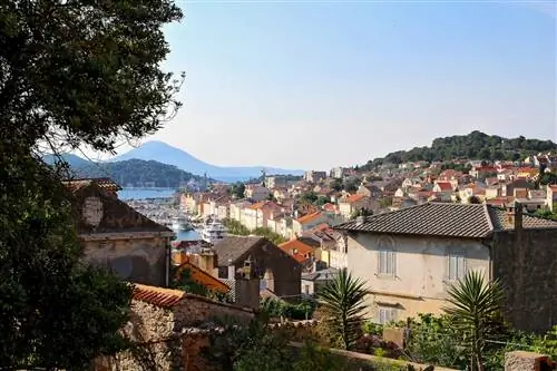 Мали Лошинь - город на хорватском острове Лошинь, расположенный в северной части Адриатического моря.