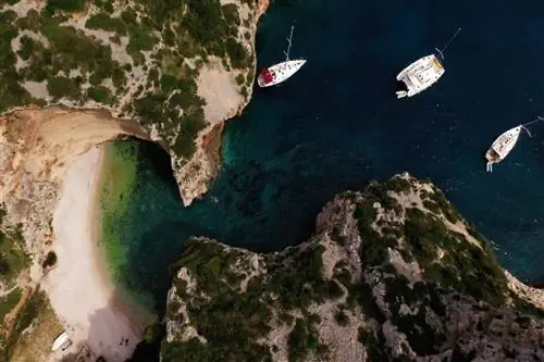 Отдаленный остров Вис манит своими укромными пляжами, сонными рыбацкими деревнями, местным вином и морепродуктами.