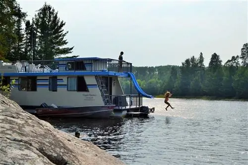 В некоторых плавучих домах даже есть водные горки.