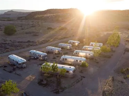 Трейлеры Airstream и автомобильный кинотеатр переносят путешественников во времени в Yonder Escalante.