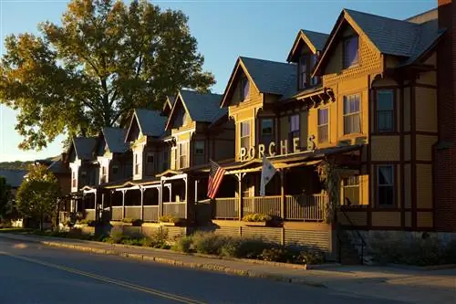 Отель Porches Inn расположен в квартале от МАССА MoCA.