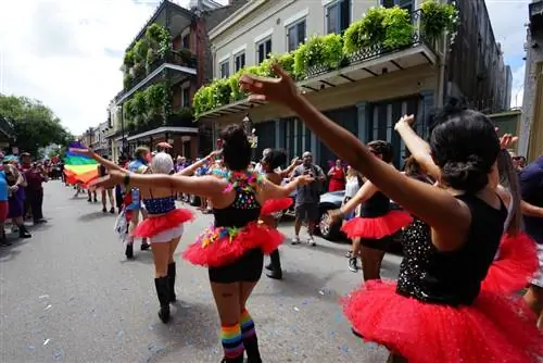 Пачки и радужные флаги, замеченные в Квартале в начале июня, сигнализируют о проведении Pride Weekend. В другое время года они ведут себя как обычно.