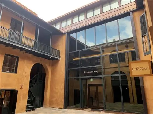 Исторический дом Сеньоре-Брюлатур скрывает за своим внутренним двором новую современную пристройку.