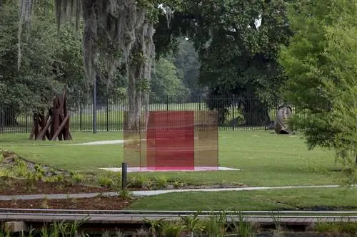 Скульптура Ларри Белла Pacific Red VI находится в явно новоорлеанском окружении живых дубов и испанского мха.