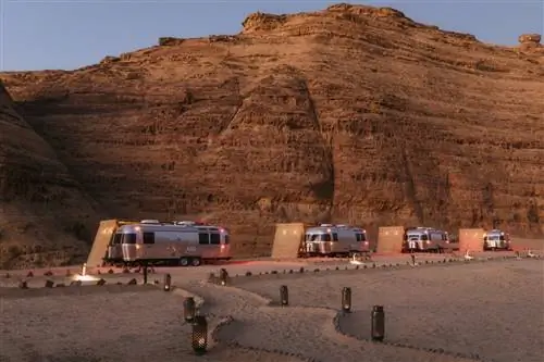Воздушные потоки в Аравийской пустыне: Caravan by Habitas занимается глэмпингом в Саудовской Аравии.