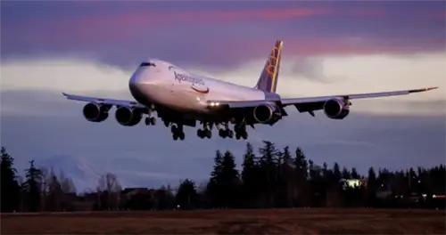 Последний Боинг 747 приземляется на Пейн-Филд после испытательного полета.