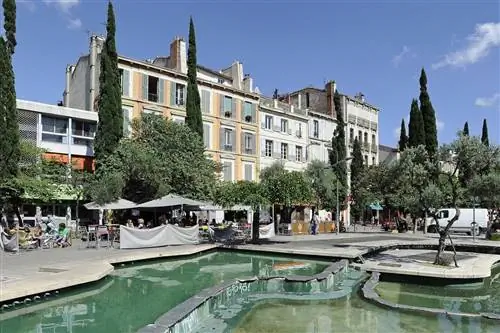 На залитых солнцем улицах Кур-Жюльен расположены модные магазины и обилие стрит-арта.