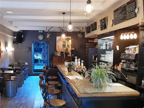 Попробуйте ассортимент самых известных в городе напитков - пастис - в L’Alchimiste.