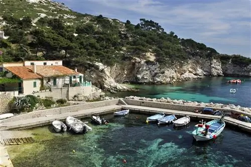 Недалеко от Марселя Национальный парк Каланки окружен входами с крутыми стенами, которые и дали название парку.