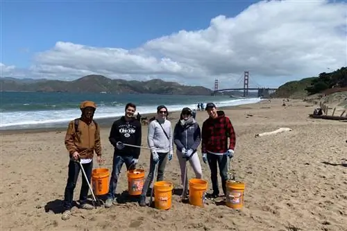 По всей стране отделения Surfrider Foundation проводят регулярные уборки; команда из Сан-Франциско ежемесячно организует три мероприятия.