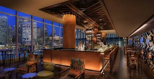 В баре Champagne отеля Sofitel Sydney Darling Harbour вы сможете насладиться игристым вином.