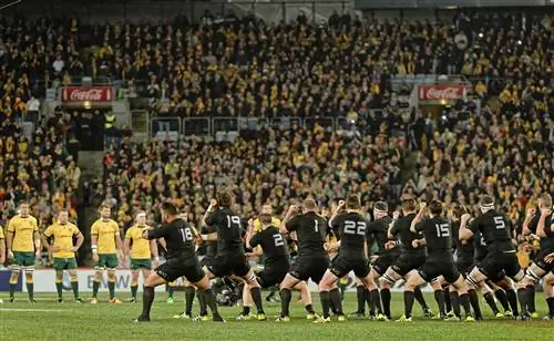 Это дурной тон - одеваться во все черное в Сиднее, чтобы посмотреть, как Австралия играет с новозеландской командой All Blacks.