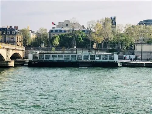 Fluctuart находится рядом с мостом Инвалидов.