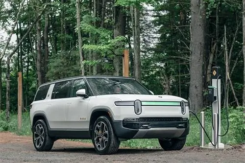 Rivian R1S - новый электрический внедорожник компании.