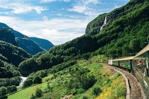 Следите за водопадами вдоль Фламской железной дороги.
