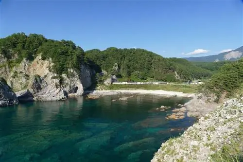 Линия Гоно проходит вдоль береговой линии северо-западного побережья Японии.