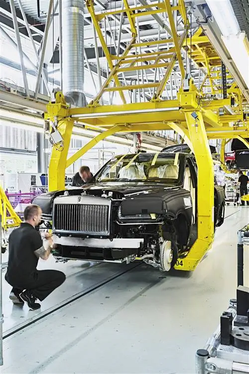 Rolls-Royce, самый знаменитый автомобиль Англии, изготавливается вручную.