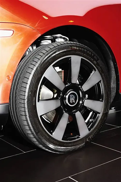 Rolls-Royce получает свои колеса.