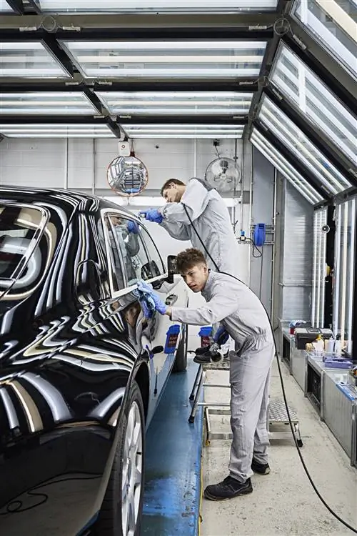 На заводе Rolls-Royce работает 1800 сотрудников.