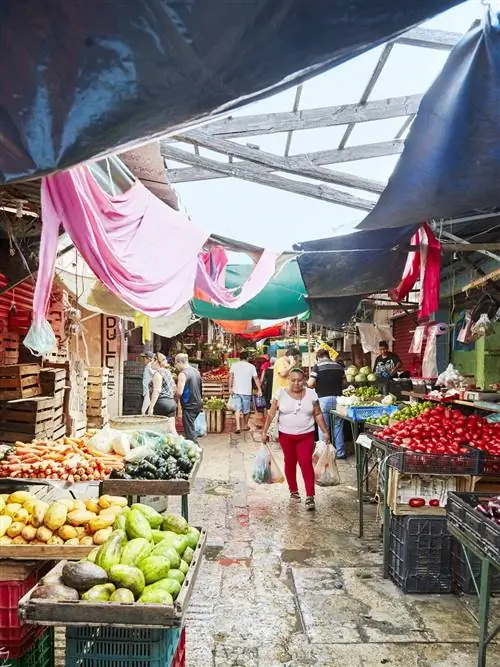 Некоторые продавцы на Mercado de Lucas de Gálvez продают cochinita pibil.